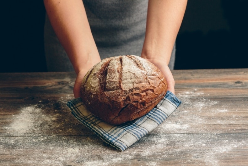 Siempre que nos ponemos a dieta, el pan es una de las primeras cosas que nos quitamos. Pero esto era antes, cuando los hidratos eran los auténticos enemigos. Hoy en día todo nutricionista afirma que los hidratos son necesarios y deben de estar presentes en una dieta equilibrada. Los carbohidratos son la gasolina del cuerpo, los que le dan vida. Por eso, en este post te demostramos que el pan no engorda, que lo puedes comer y que sabiendo cómo comerlo lo debes incluir en tu dieta diaria. ¡Toma nota!