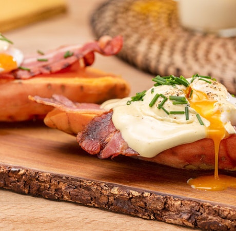 Huevos benedictinos sobre tosta de boniato