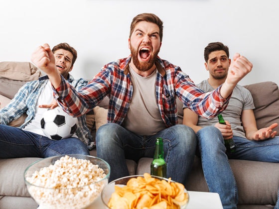 Snack e birra con gli amici