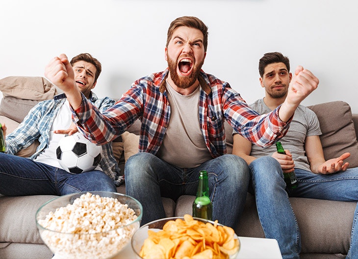 Snack e birra con gli amici