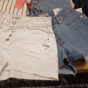 Jeansshorts – eure Festival-Oufits aus dem ALEXA Berlin